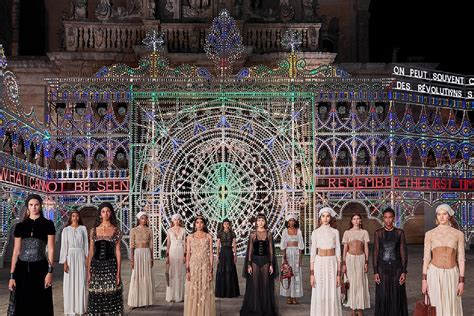 la sfilata di dior lecce|Luminarie, antichi ori e pizzica: la sfilata di Dior a Lecce è un .